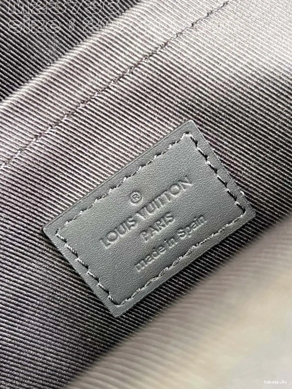 Pilot VUITTON LOUIS Slingbag 0324